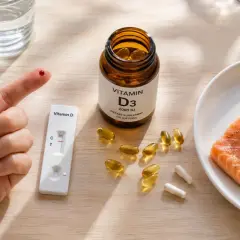 Vitamin D-Test mit Blutstropfen, Kapseln und Lachs. Vorsicht bei zu viel Vitamin D3, Nebenwirkungen sind möglich.