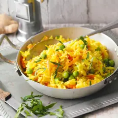 Gelber Reis mit Erbsen und Karotten, ein leckeres Gericht, das an Kurkuma gegen Gelenkschmerzen Rezepte erinnert.