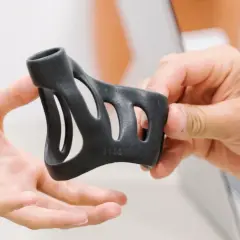 Schwarze Schiene zur Behandlung von Schnappfingern wird von Händen gehalten.