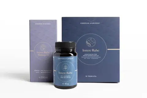 Europäische Ayurveda-Produkte für innere Ruhe, die bei Depressionen helfen können: Massageöl und Kräutertee mit Lavendel & Baldrian.