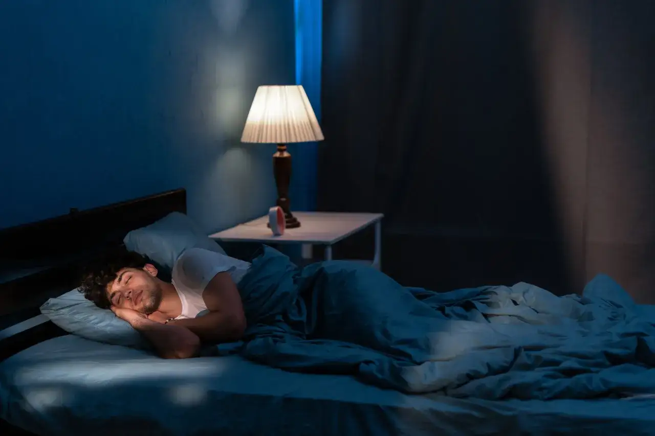 Ein Mann schläft im Bett. Wenn man nicht durchschlafen kann, ist das frustrierend. Hier ist ein Mann, der friedlich schläft.